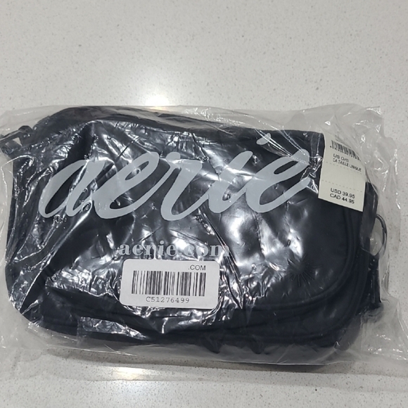 NWT OFFLINE By Aerie Makin' Moves Black Crossbody Bag - Picture 2 of 5